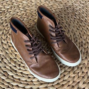 Boys nautica shoes size 4